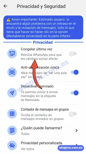 Pantalla de Privacidad y Seguridad de WhatsApp Plus con la opción Congelar última vez señalada