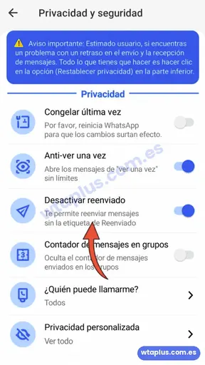 Ajustes de privacidad de WhatsApp Plus con la opción Desactivar reenviado activada